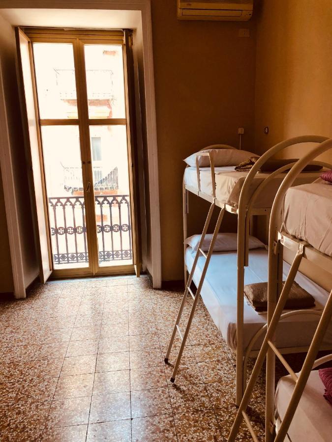 Hostel Bb La Fenice Napoli Bagian luar foto