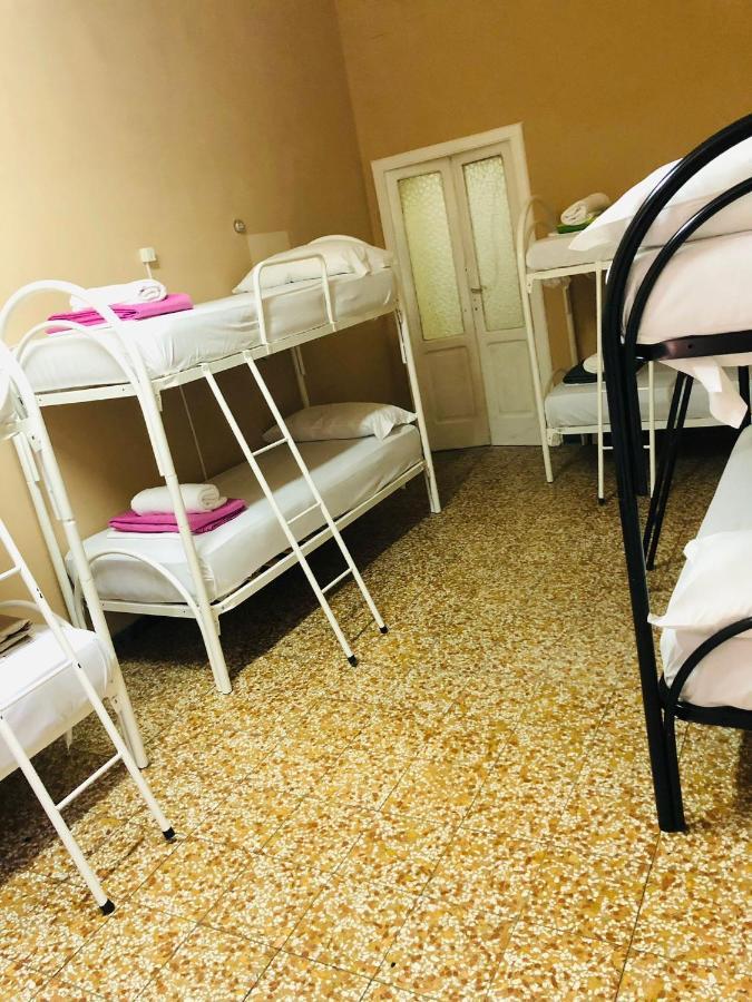 Hostel Bb La Fenice Napoli Bagian luar foto